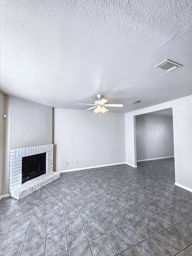 Foto del edificio - Spacious 3-Bedroom Home with Modern Amenit...