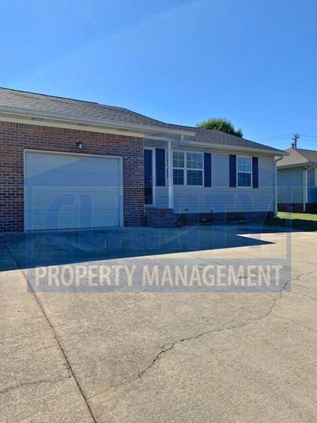 Building Photo - **766/768 Urbane Road NE