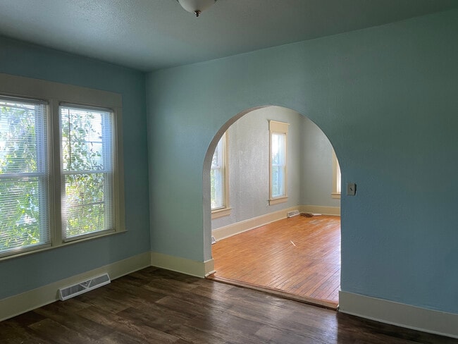 Building Photo - 406 Naymut St