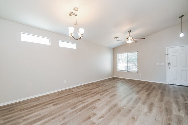 Foto del edificio - 39173 Kelly Cir