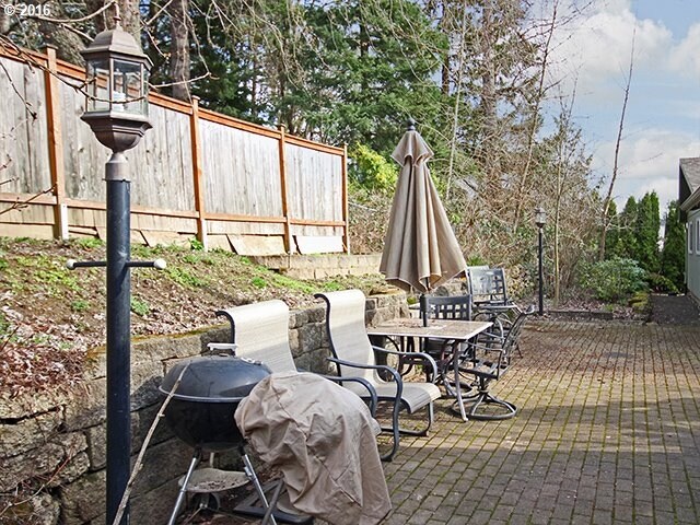 Shared Patio - 16442-16570 SE Moon Ave