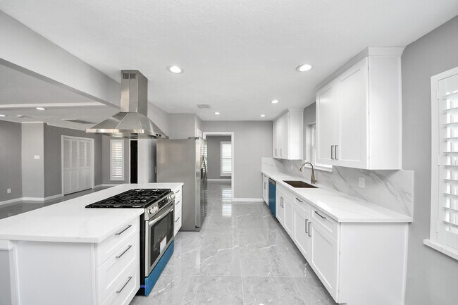 Building Photo - 9222 Sharpview Dr