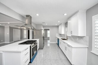 Building Photo - 9222 Sharpview Dr