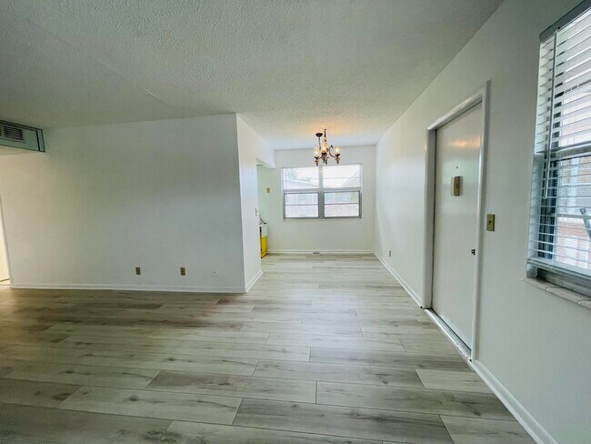 Building Photo - 333 Farnham P