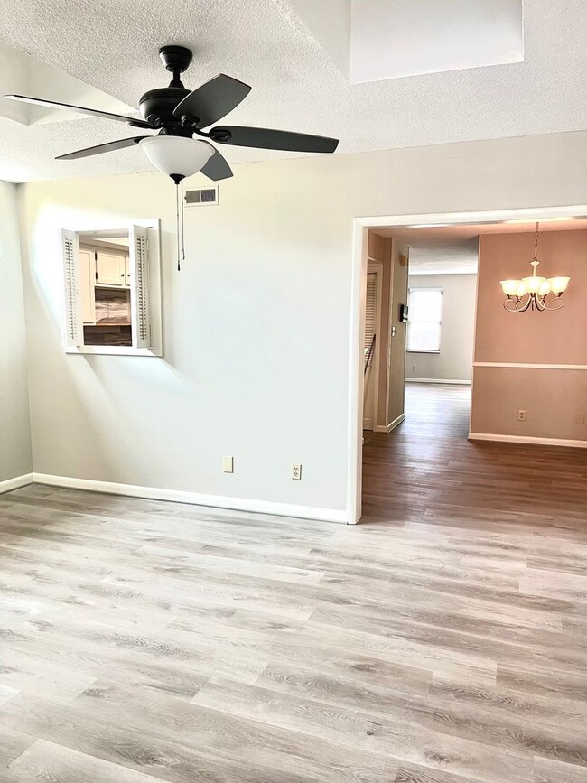 Building Photo - Knoxville 37919 - 2 bed 1.5 condo - call H...