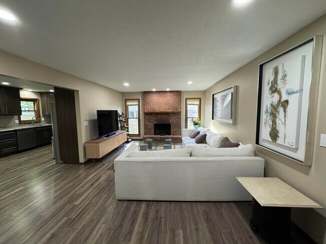 Foto del edificio - 5855 Thatcher Dr