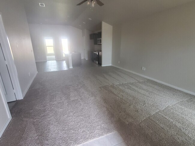 Foto del edificio - 1329 Masquerade Blvd