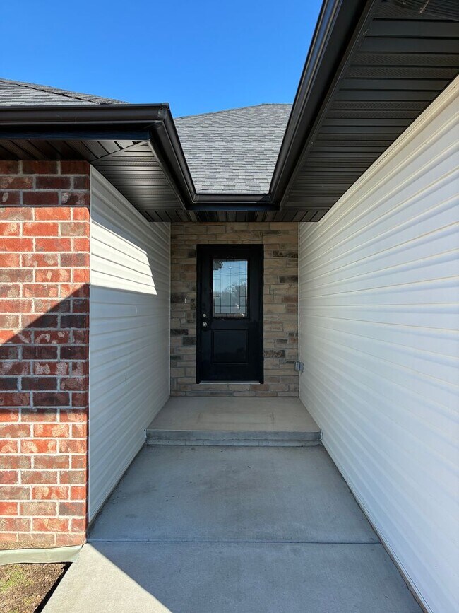 Foto del edificio - Beautiful 3 bedroom, 2 bath, 2 car garage duplex in Ozark! Spacious, granite with open / split be...