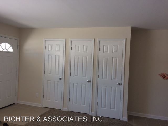 Building Photo - 9380 Valley View Dr