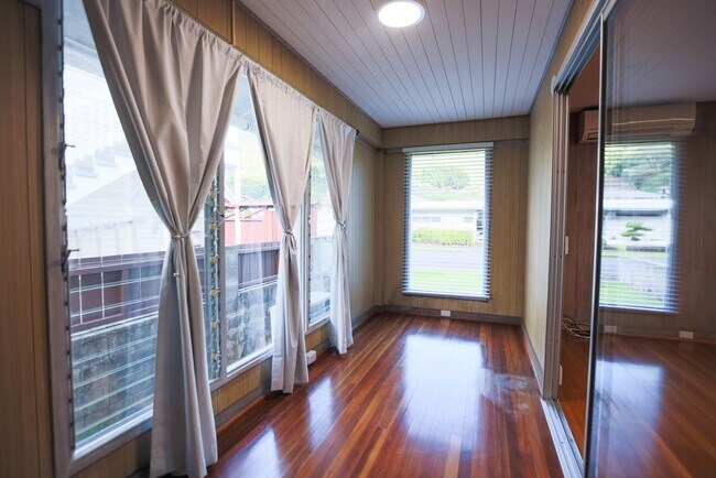 Foto del edificio - Well Maintained home in Manoa Valley, 3 bedrooms, 2 baths