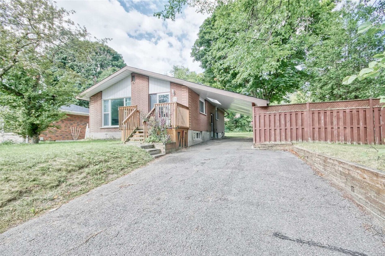 Photo principale - 3 Bed / 1 Bath Main Floor Unit – $2,399 Al...