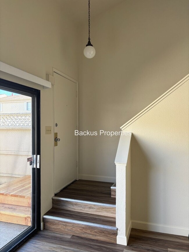 Building Photo - Private townhouse style condo facing grass...