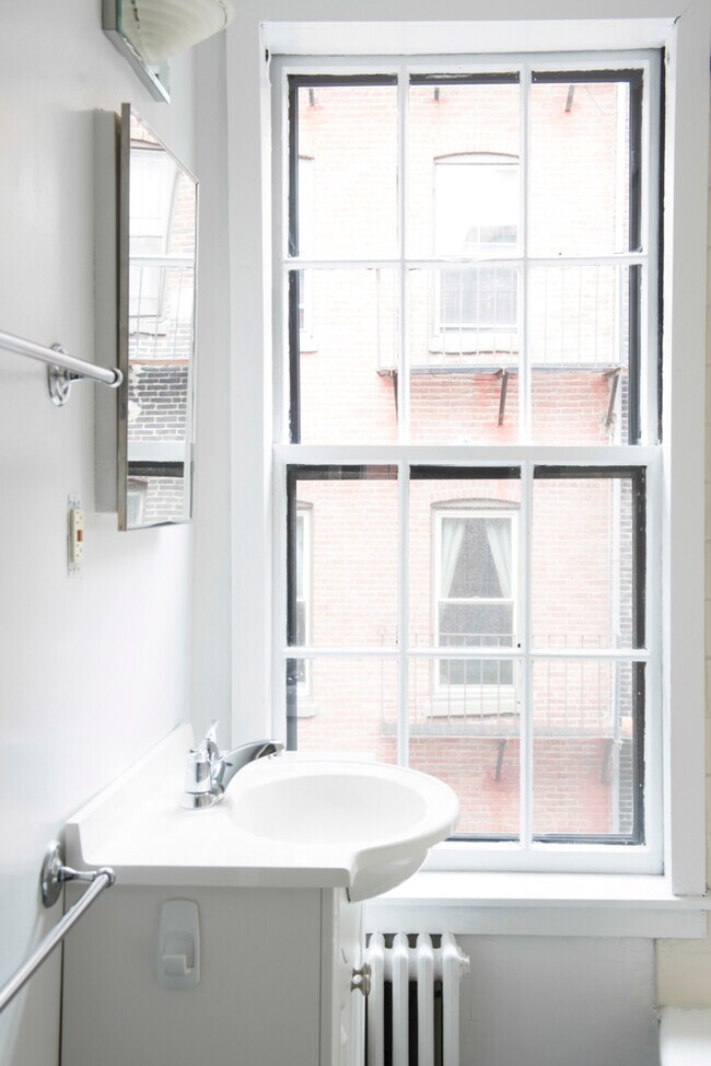 Building Photo - 33 Gray St