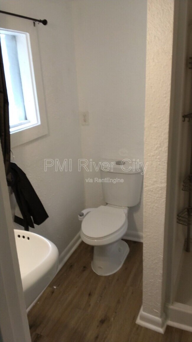 Foto del edificio - 8136 Siskin Ave
