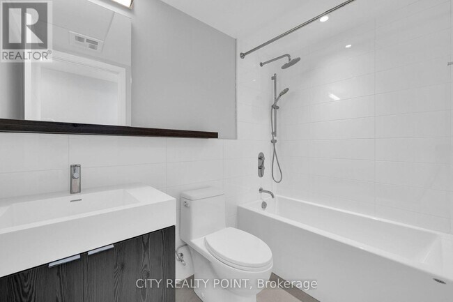 Photo du bâtiment - 664-664 Spadina Ave.