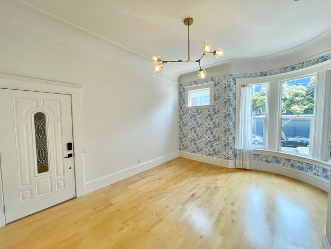 Building Photo - Super Charming NOPA Condo! Parking! Laundr...