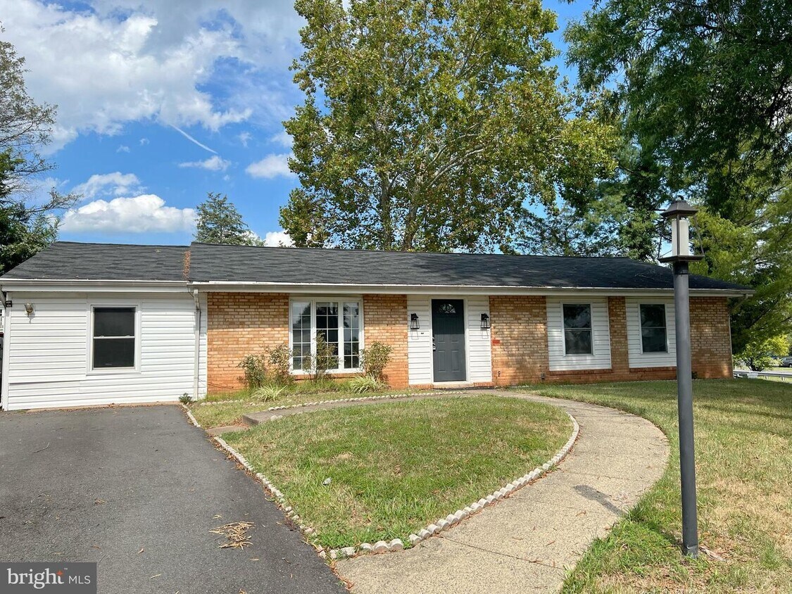100 W Amhurst Pl, Sterling, VA 20164 House Rental in Sterling, VA