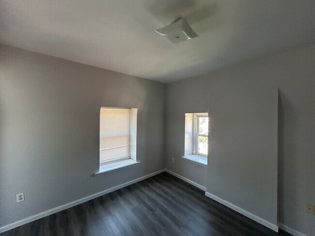 Building Photo - 514 W Queen Lane 3RD floor  ONLY with PHA ...
