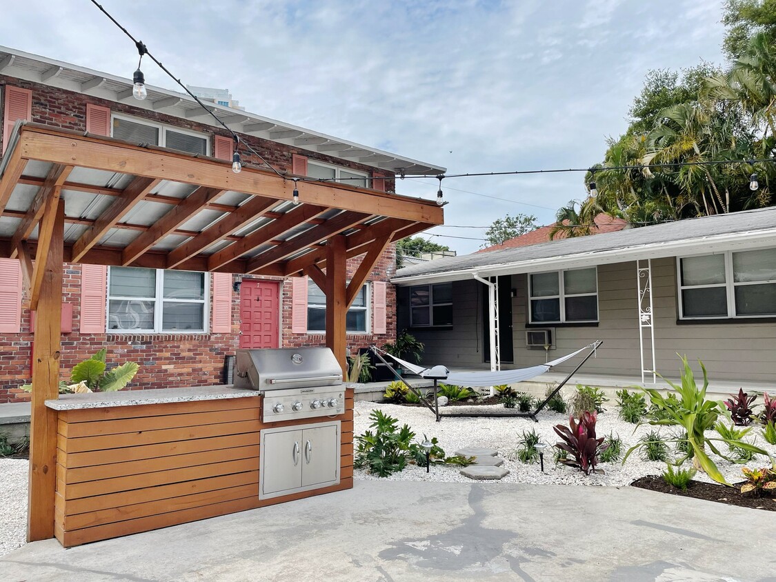 Building Photo - 656 Beach Dr NE