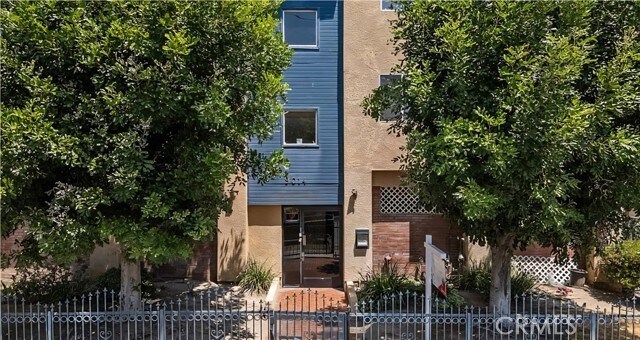 Foto del edificio - 9014 Burnet Ave