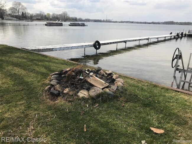 Foto del edificio - 381 E Shore Dr