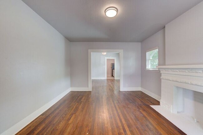 Foto del edificio - Renovated 1920’s Craftsman – 3 Bed Near TU, Mother Road Market & Downtown