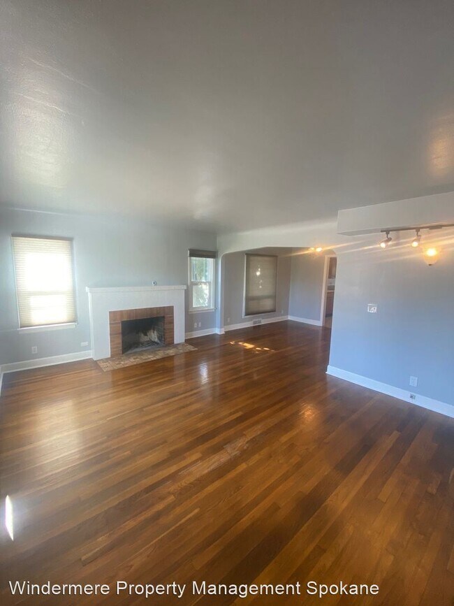 Building Photo - 5 br, 2.5 bath House - 1528 W Augusta ave