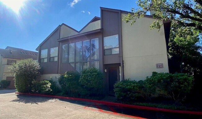 Foto del edificio - 2409 Bering Dr