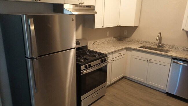 Foto del edificio - 2441 N Oswego Ave
