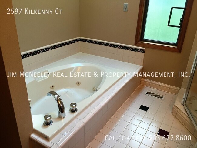 Building Photo - Spectacular 6 Bedroom Home in West Linn wi...