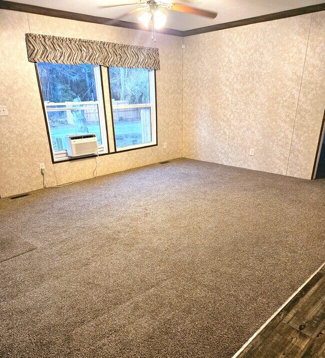 Sala de estar - 2818 Jacob Ave