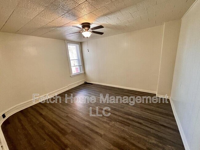 Building Photo - 722 East King Street - Room 2