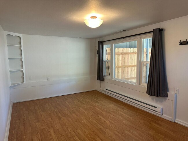 Building Photo - Updated 4 bedroom 2 bath house in Eugene!