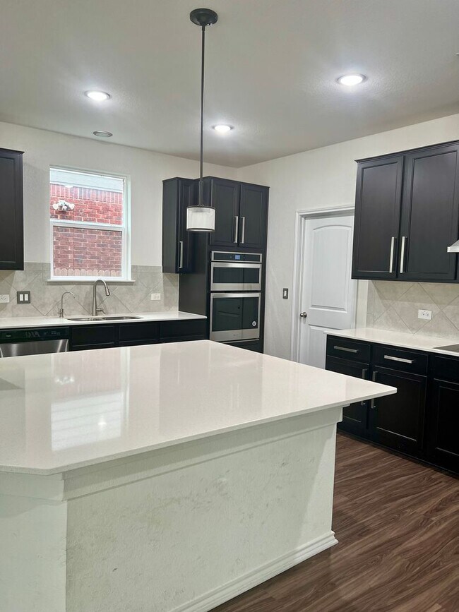 Foto del edificio - Large 5 Bedroom Home on Corner Lot