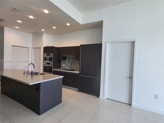 Foto del edificio - 7825 NW 107th Ave