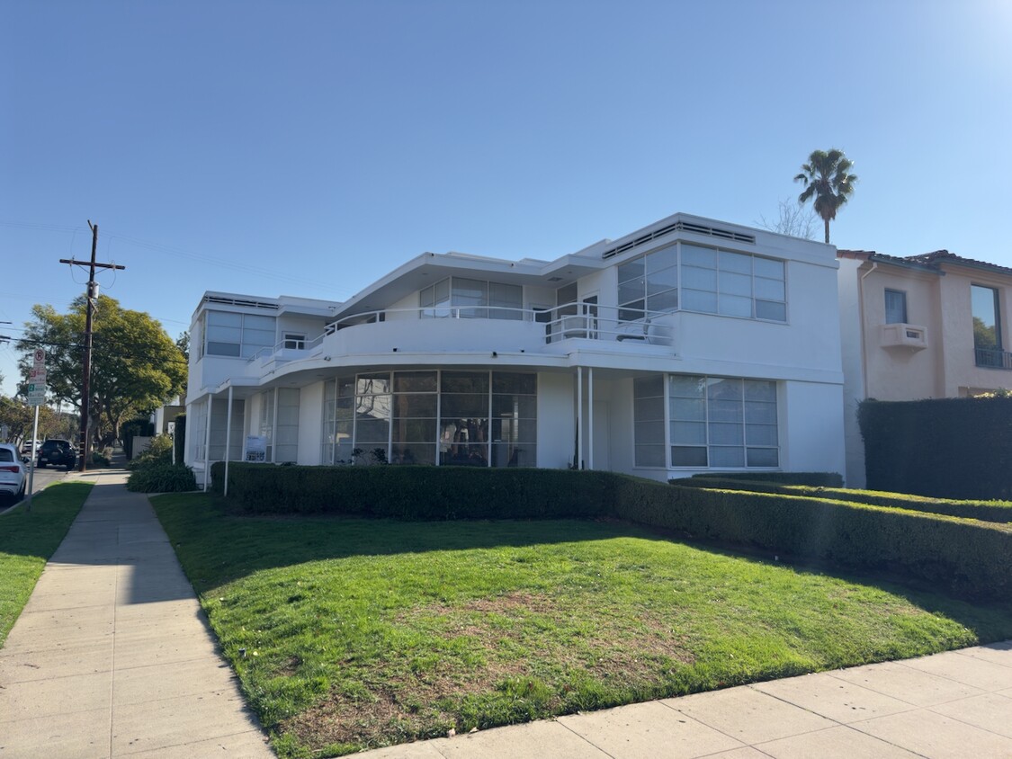 Wallace Beery Duplex - 756 N Harper Ave