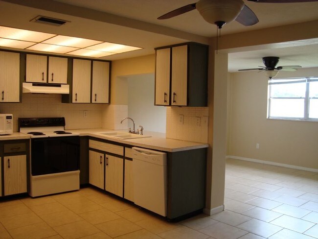 Building Photo - 7528 Betula Dr