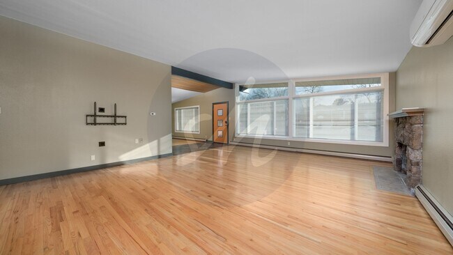 Building Photo - Modernized Mid Century Home Near Broadmoor