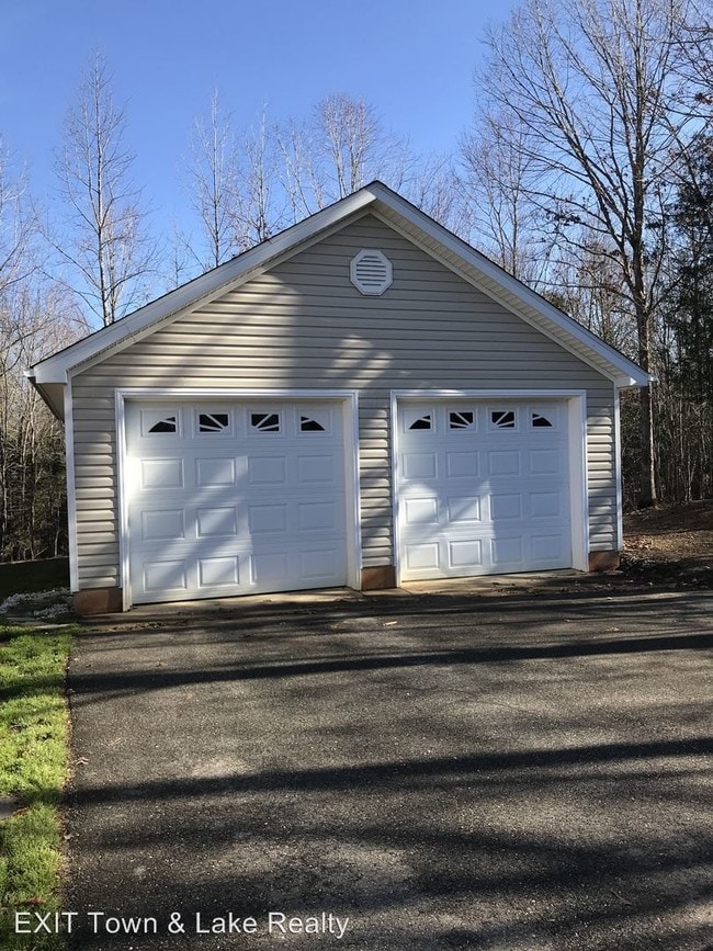 Building Photo - 3 br, 2 bath House - 74 Kingswood St.