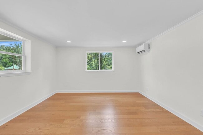 Building Photo - Easy Living in Red Bank!