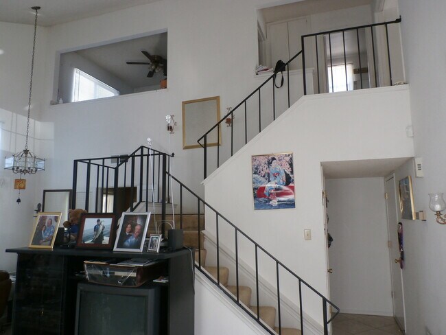 Building Photo - Absolutely IMMACULATE/ADORABLE Natomas hom...