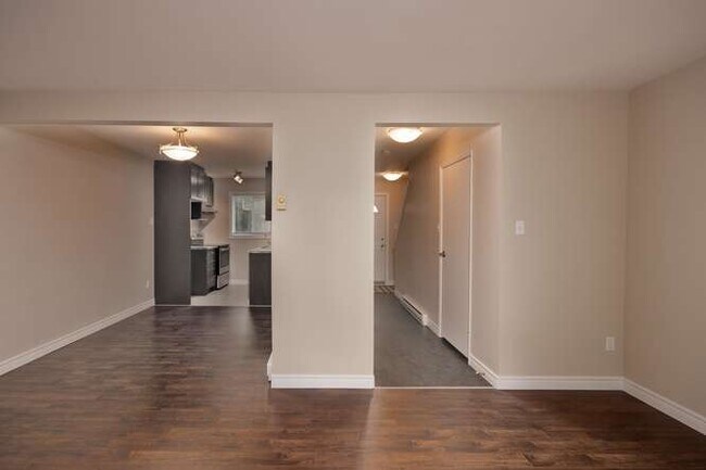 Photo du bâtiment - SPACIOUS 3 BEDROOM TOWNHOME IN SOUTHWEST LONDON