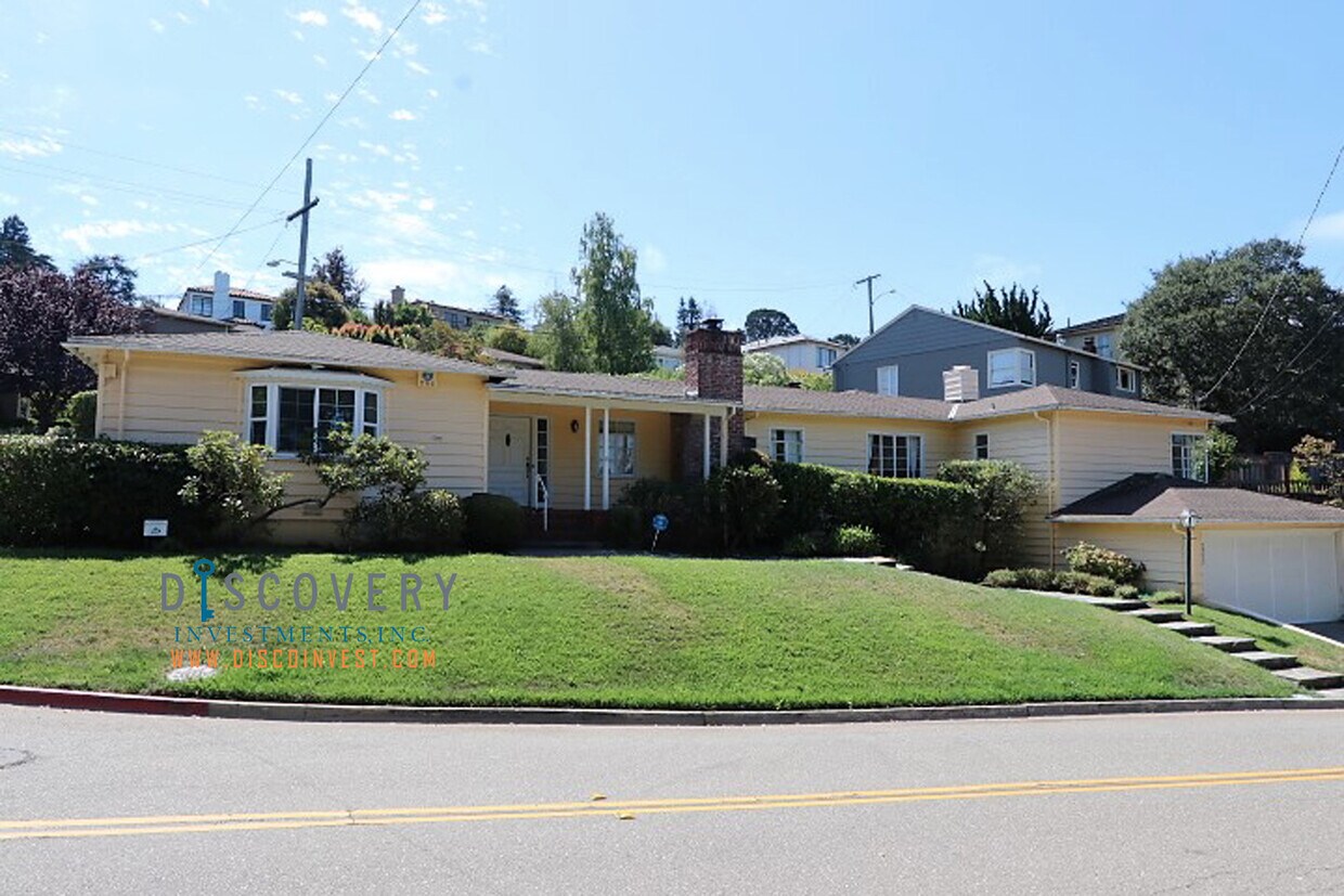 Primary Photo - Oakmore Ranch Style Home