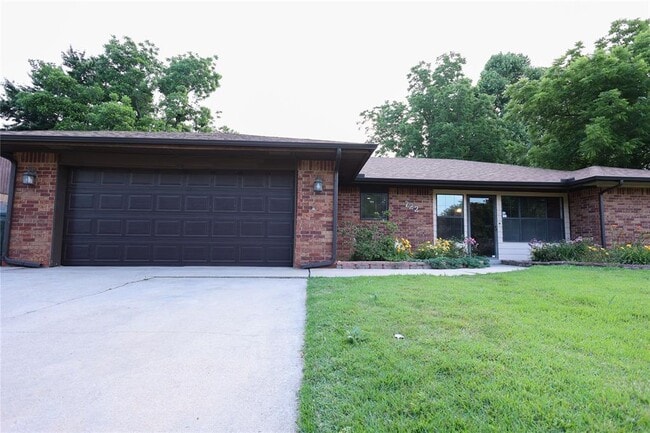 Building Photo - 722 Smalley Dr