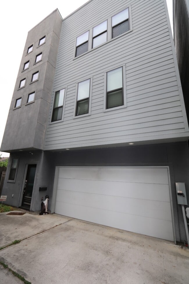 Building Photo - 2103 Hadley St