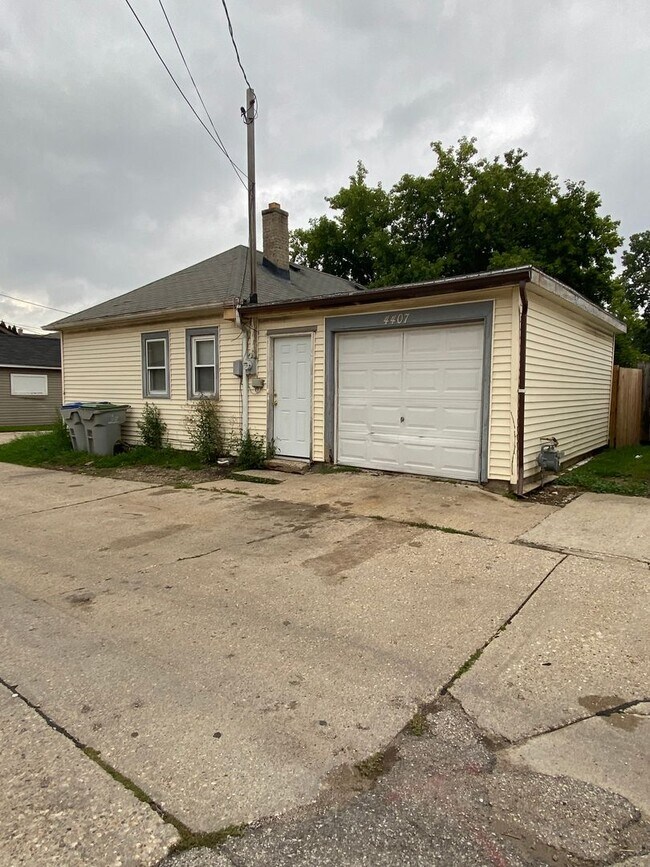 Foto del edificio - 2BR SINGLE FAMILY IN HANDY LOCATION, PARKI...