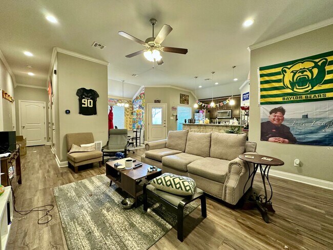 Foto del edificio - Spacious 4-Bed, 4.5-Bath Home with Fenced Yard in the Baylor Bubble!