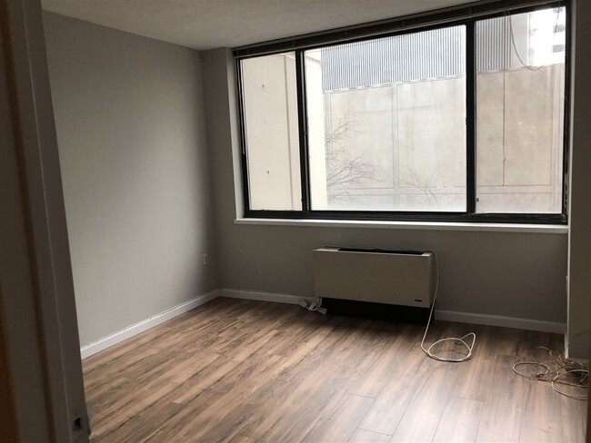 Building Photo - 45 River Dr S