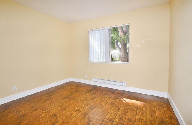Building Photo - COMING SOON! $2500 / 2 BR WONDERFULLY REMO...