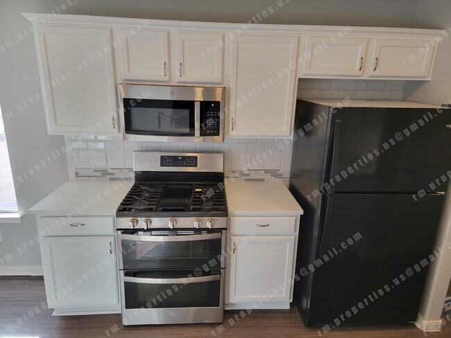 Horno doble, microondas y nevera - 2874 Southampton Way